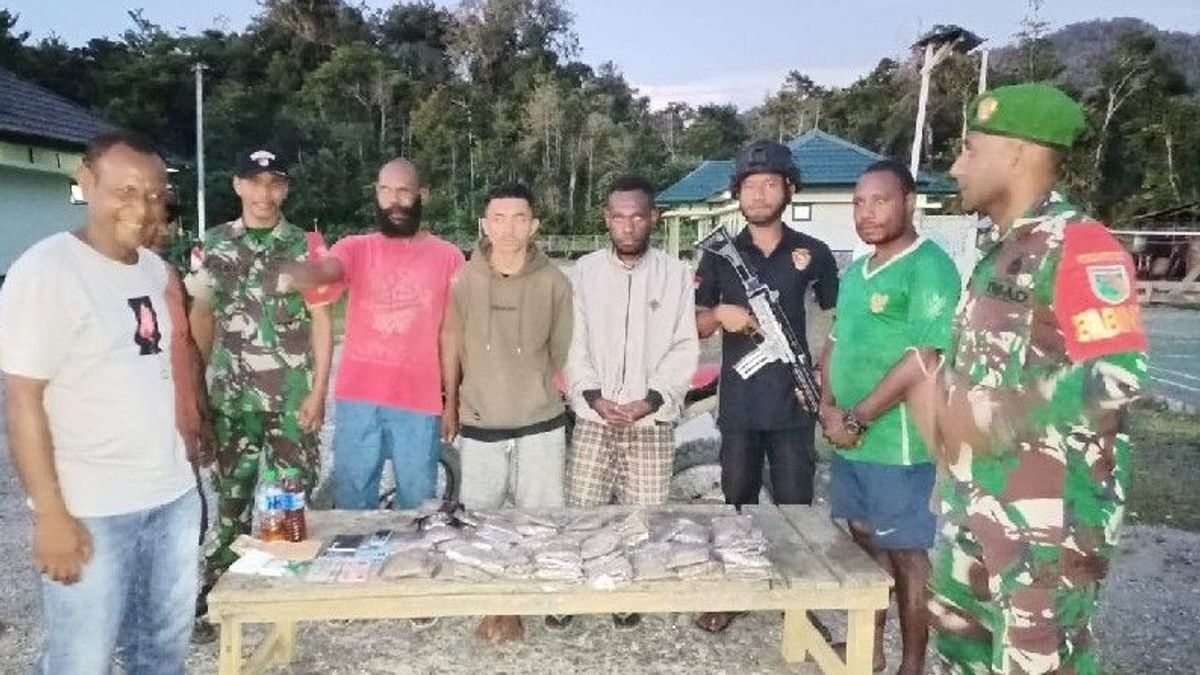 Kodim 1702 Jayawijaya的士兵在Trans Papua路上获得2.7公斤大麻