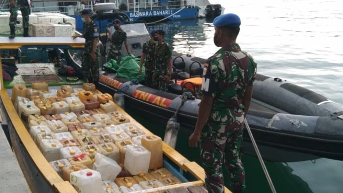 البحرية الإندونيسية تعثر على 5.5 طن من الكيروسين غير الموثق في غرب مانغاراي