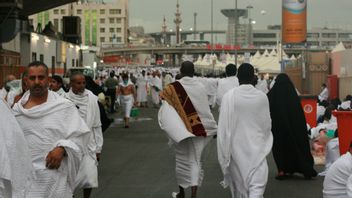 L'Arabie Saoudite afflue une route avec un caoutchouc en caoutchouc pour réduire la pression sur les chevilles et les pieds des pèlerins du Hajj