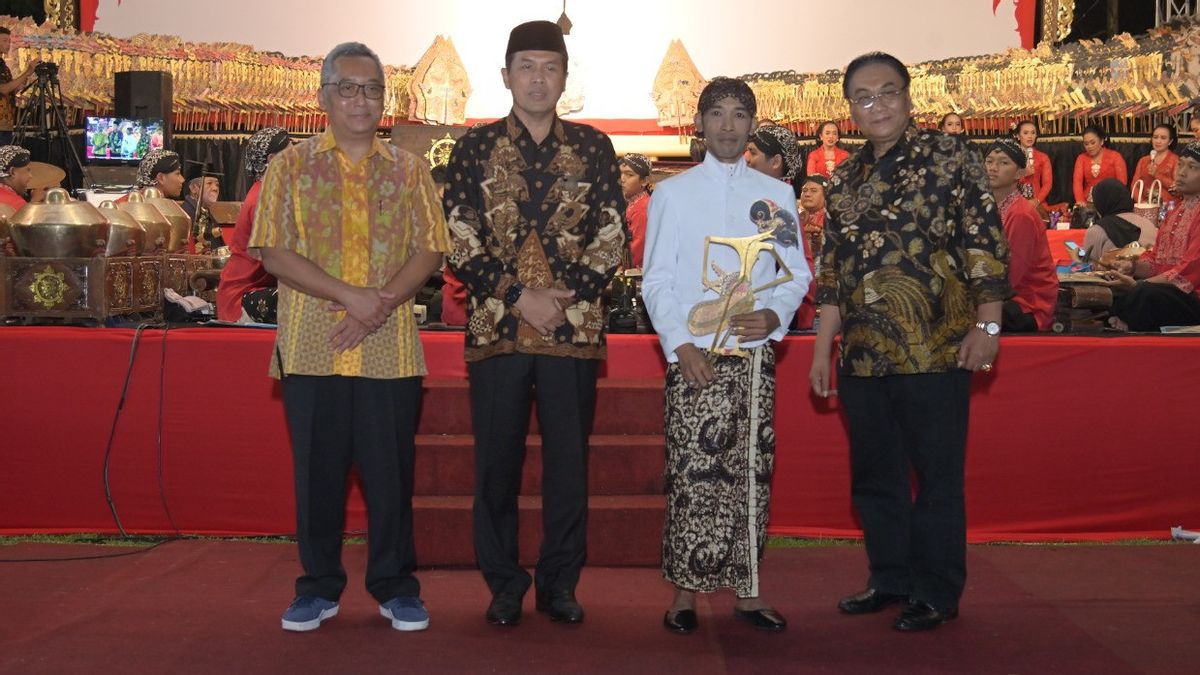 This Time The Ministry Of Communication And Information Is Socializing The RKUHP In Wonogiri Through Wayang