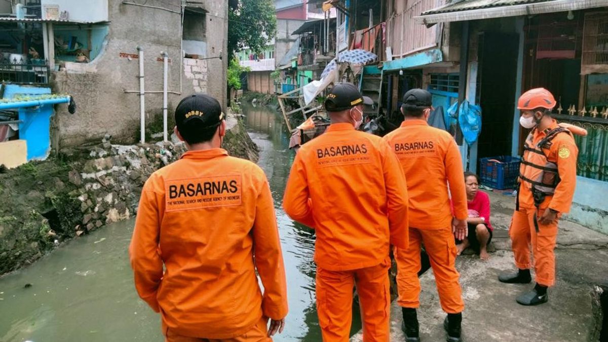 L’équipe De Recherche Et De Sauvetage Toujours à La Recherche D’un Garçon De 8 Ans Disparu à Kali Ciliwung Cililitan