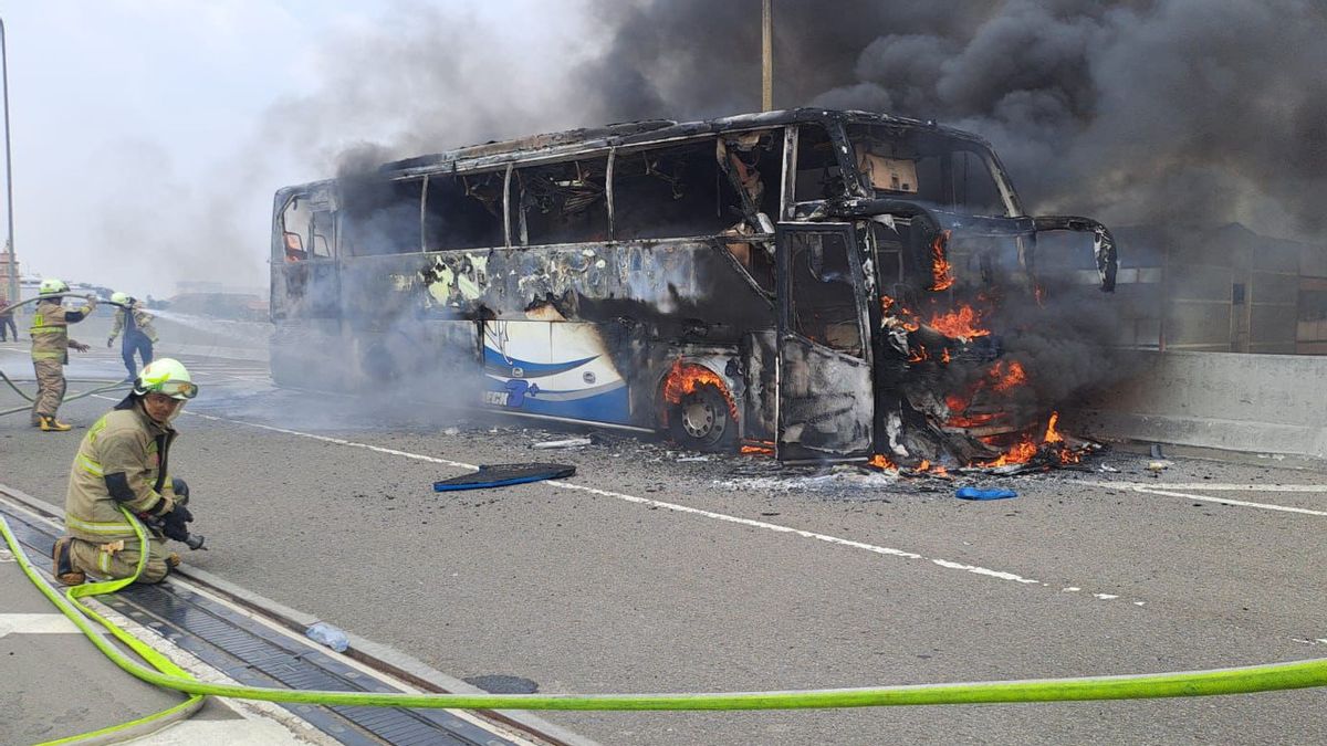 Bus Pariwisata Berisi 58 Murid TK Terbakar di Tol Wiyoto Wiyono Jatinegara