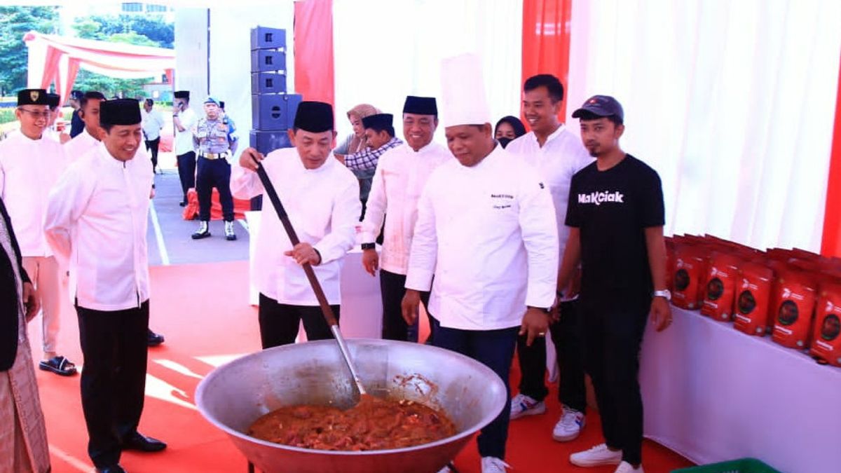 Polriはインドネシア全土に9,300匹の犠牲の動物を配布し、10トンの調理済み肉が加工されたレンダンの形で配布されました
