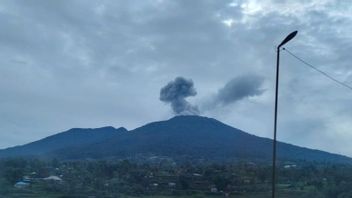 今天中午12.00 WIB之前,PVMBG记录了六次马拉皮火山连续喷发
