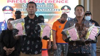 6,3 kilogrammes de méthamphétamine, la police de Surabaya a perquisitionné le trafic de drogue sur le réseau Java-Bali