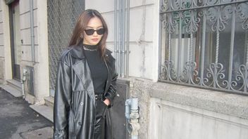 4 صورة لماهاليني راهارجا وهي ترتدي بدلة سوداء بالكامل، مستخدمو الإنترنت: جمالها لم تفشل أبدا