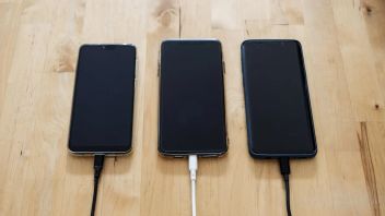 IPhone Users Amazed By Battery Charging Tricks To Share With Each Other