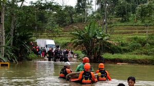 Banjir Melanda Sukabumi, DMC Dompet Dhuafa Evakuasi Warga Terdampak