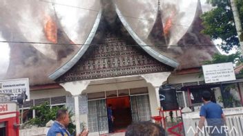Bukit Apit Village Head Office Fire, Puhu Bukittinggi: 90 Percent Of The Contents Of The Building Burned, The Loss Was Estimated At Rp500 Million