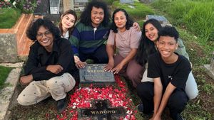 Dans une visite à la tombe de son père, Marshel Widianto écrit : Le message de Haru n'est plus parlé par les gens