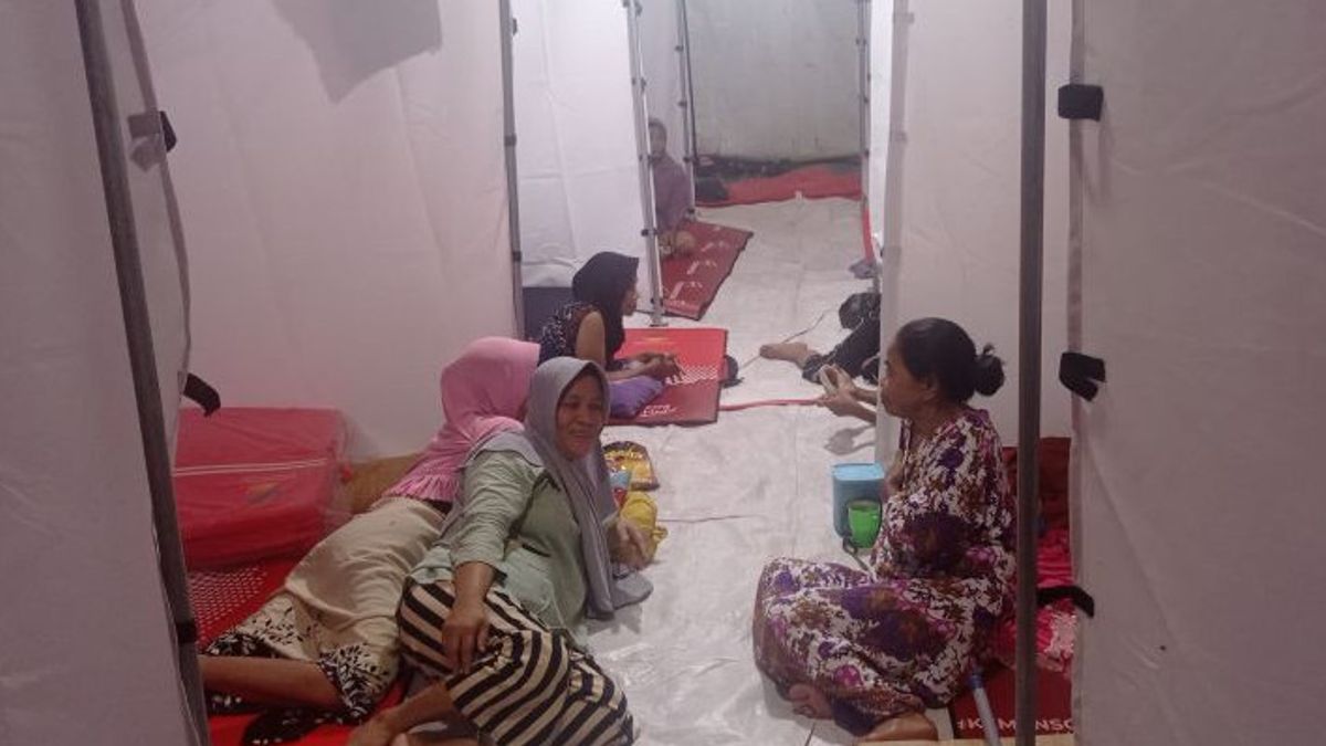Warga Korban Tanah Bergerak di Lebak Mengungsi di Gedung Madrasah