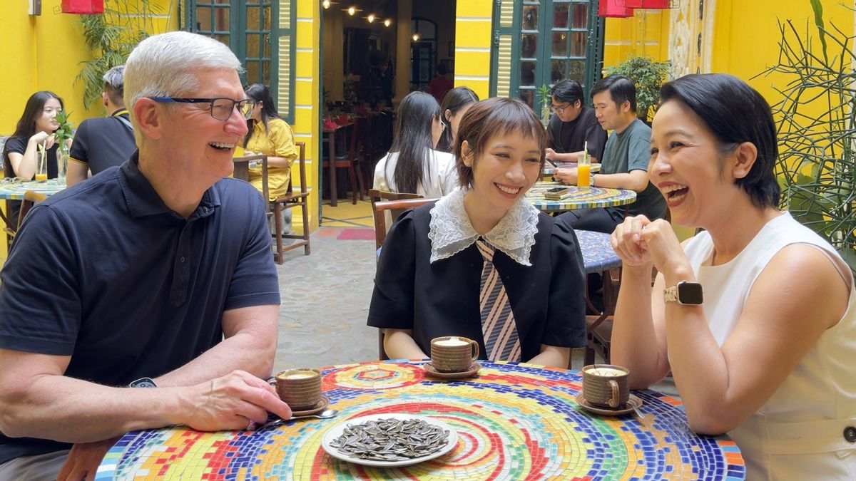 CEO Apple, Tim Cook Kunjungi Vietnam untuk Bertemu Para Pembuat Konten