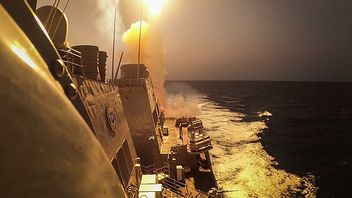 an : Le Yémen : les Houthis attaquent des navires en mer rouge avec des missiles et des drones