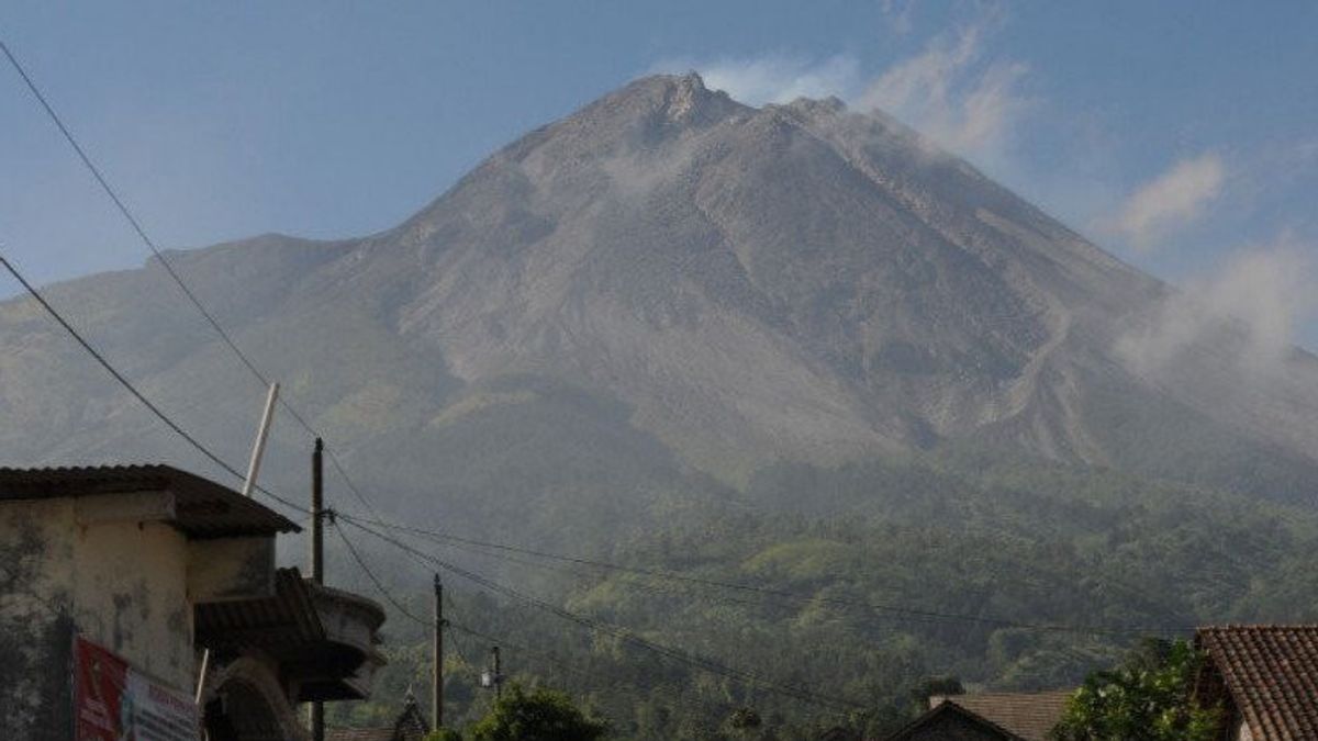 Le mont Merapi déborde des nuages chauds consécutifs