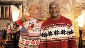 Foto Bersama Evander Holyfield, Mike Tyson Promosi Iklan Natal untuk Produk Permen Ganja Berbentuk Telinga