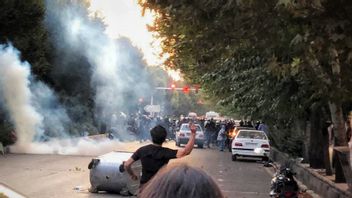 マフサ・アミニの死の抗議の犠牲者は75人に達し、イラン当局はタンカピのジャーナリストを呼んだ
