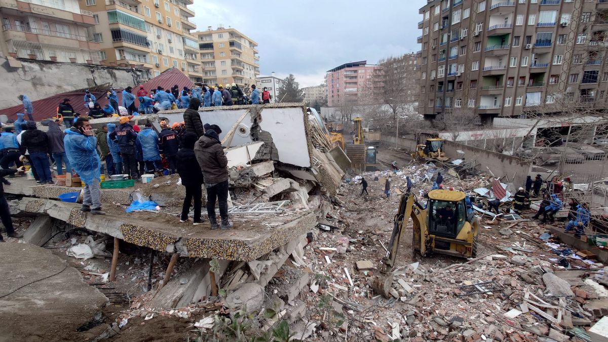 ارتفاع حصيلة ضحايا الزلزال التركي إلى 9,600 واللاجئون بحاجة إلى الخيام والطعام في منتصف الشتاء