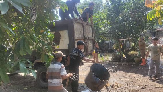  Kerahkan 5 Truk, DLH Angkut 40 Ton Sampah dari Titik Banjir Cianjur