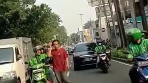 催眠術の犠牲者とされる、ケボンジェルクの男は車のスピードの真ん中を歩いている