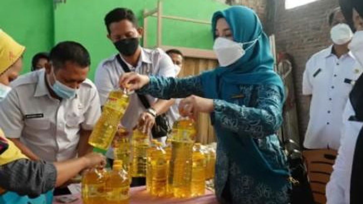 Take The Opportunity When Prices Are High, Cacha Frederica Sells Cooking Oil In Kendal