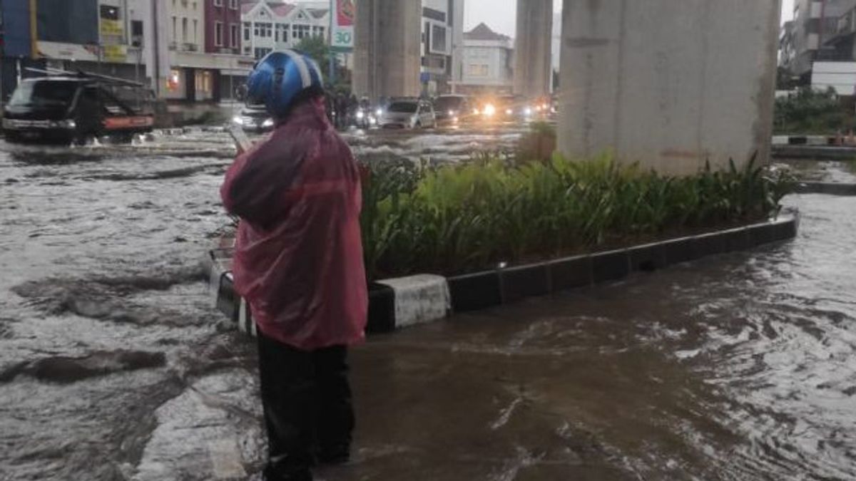 Hundreds Of West Semper Residents Of North Jakarta Refuge Due To Floods