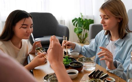 Tak Cuma Kenyang, Manfaat Lebih bagi Tubuh dan Pikiran Saat Makan Bersama Ketimbang Sendiri