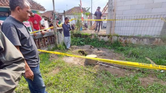 メタンの疑いでタシクマラヤの住民の井戸から噴出するガス