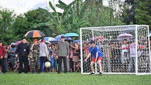 Pakai Jersey Biru Nomor 22, Jokowi Jadi Kiper Main Sepak Bola Bareng Warga NTT