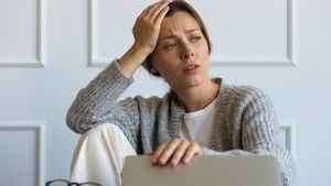 9 Tanda <i>Insecure</i> atau Selalu Merasa Tidak Aman yang Diam-Diam Menguras Energi Anda