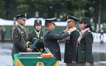 Lantik 593 Perwira Muda di Tengah Guyuran Hujan, KSAD Jenderal Dudung: Jadi Tangguh dan Diandalkan TNI AD