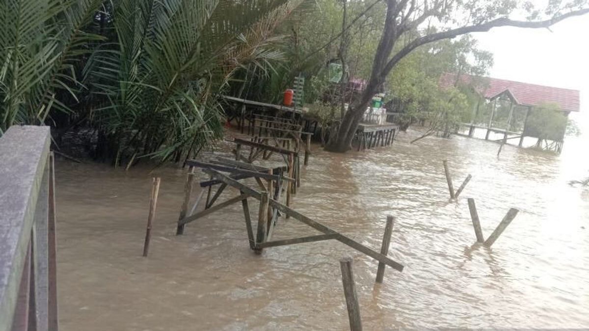 Diterjang Ombak dan Angin Kencang Fasilitas di Ekowisata Mangrove Teluk Berdiri Kubu Raya Rusak