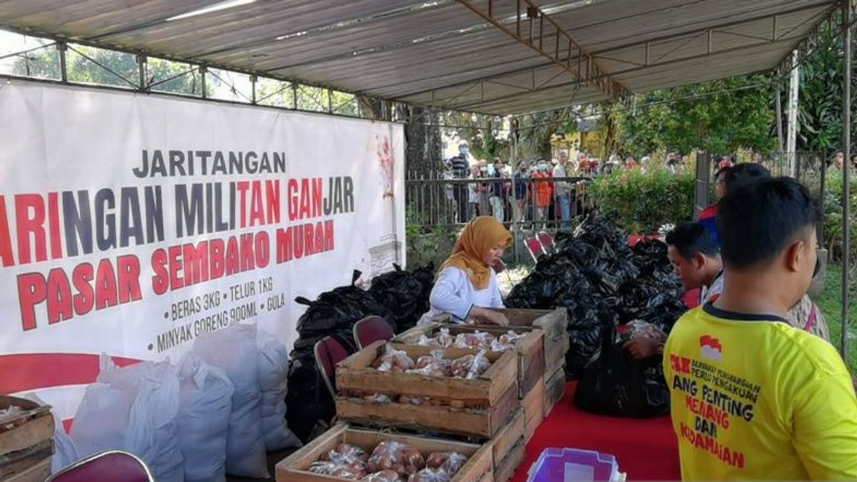 Relawan Ganjar Pranowo Bagikan Seribu Paket Sembako Murah di Solo