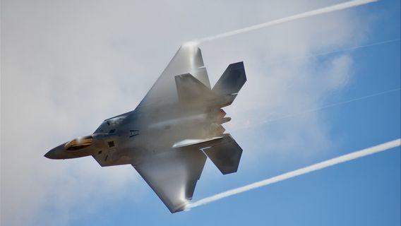 صاروخ واحد من طائرة مقاتلة من طراز F-22 مملوكة للولايات المتحدة يسقط بالونا يشتبه في أنه جاسوس صيني