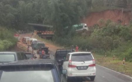 Ruas Jalan Labuan Bajo-Ruteng NTT Tertutup Tanah Longsor