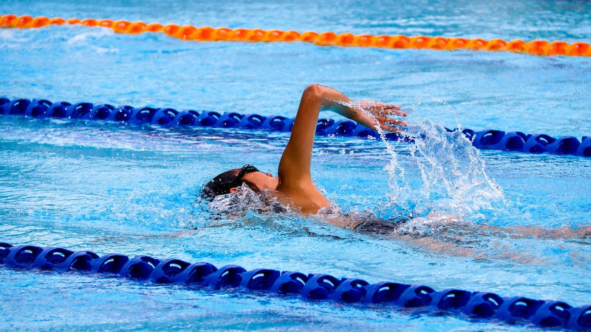 Parents Of Participants In The DKI Rate Student Swimming Competition Are Heras, Medals And Charters Have Not Been Given To The Committee