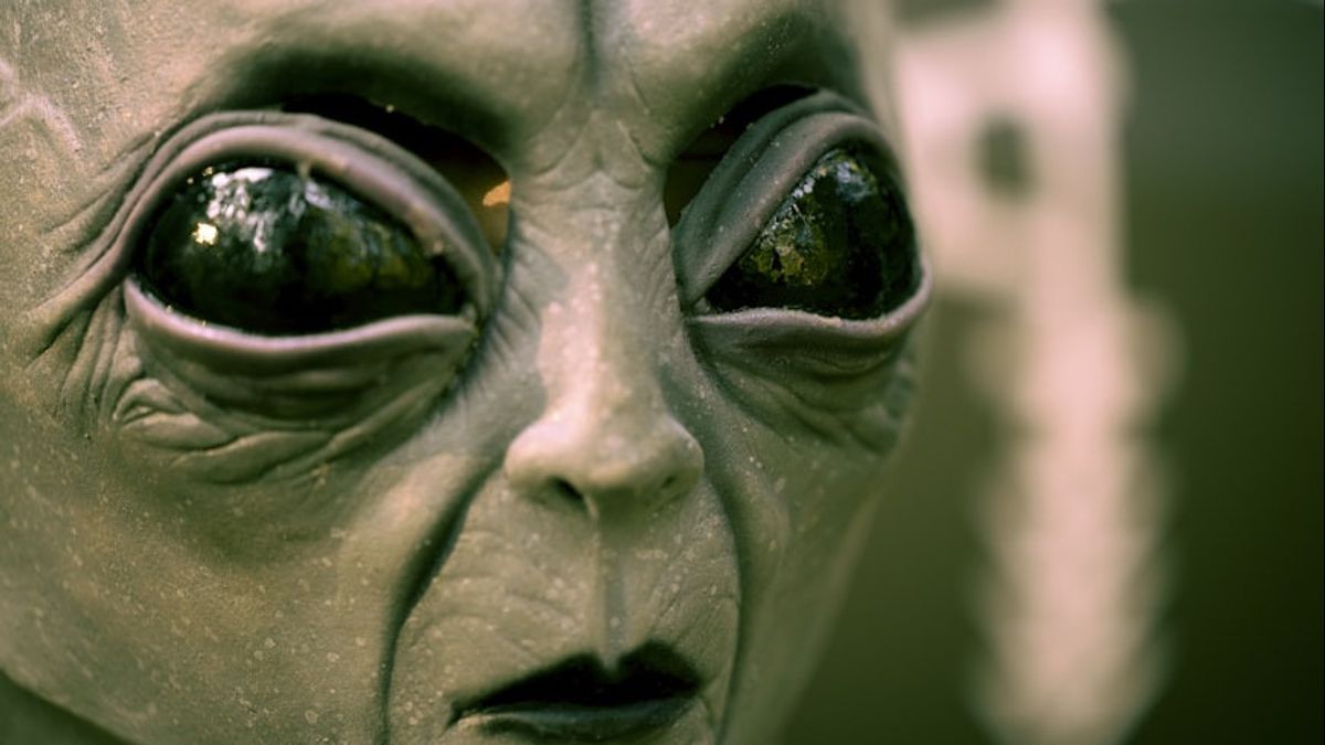 Latest Research: Trust In Aliens Is A Social Problem