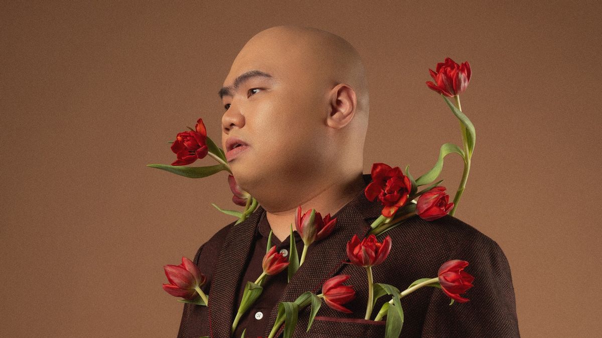 Ali Mensan Melanjutkan Perjalanan Musiknya Lewat Single Kedua Berjudul <i>Fall In Love Again</i>