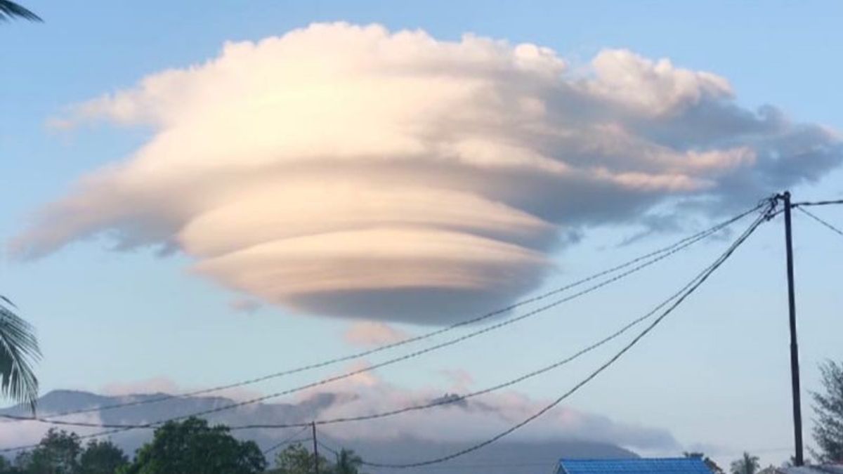 The Appearance Of A Hat Cloud In The Bright Natuna Sky