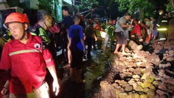 Tembok Pagar Rumah Setinggi 2,5 Meter di Malang Rubuh Timpa Pengendara Motor, Ibu dan Dua Anaknya Jadi Korban 