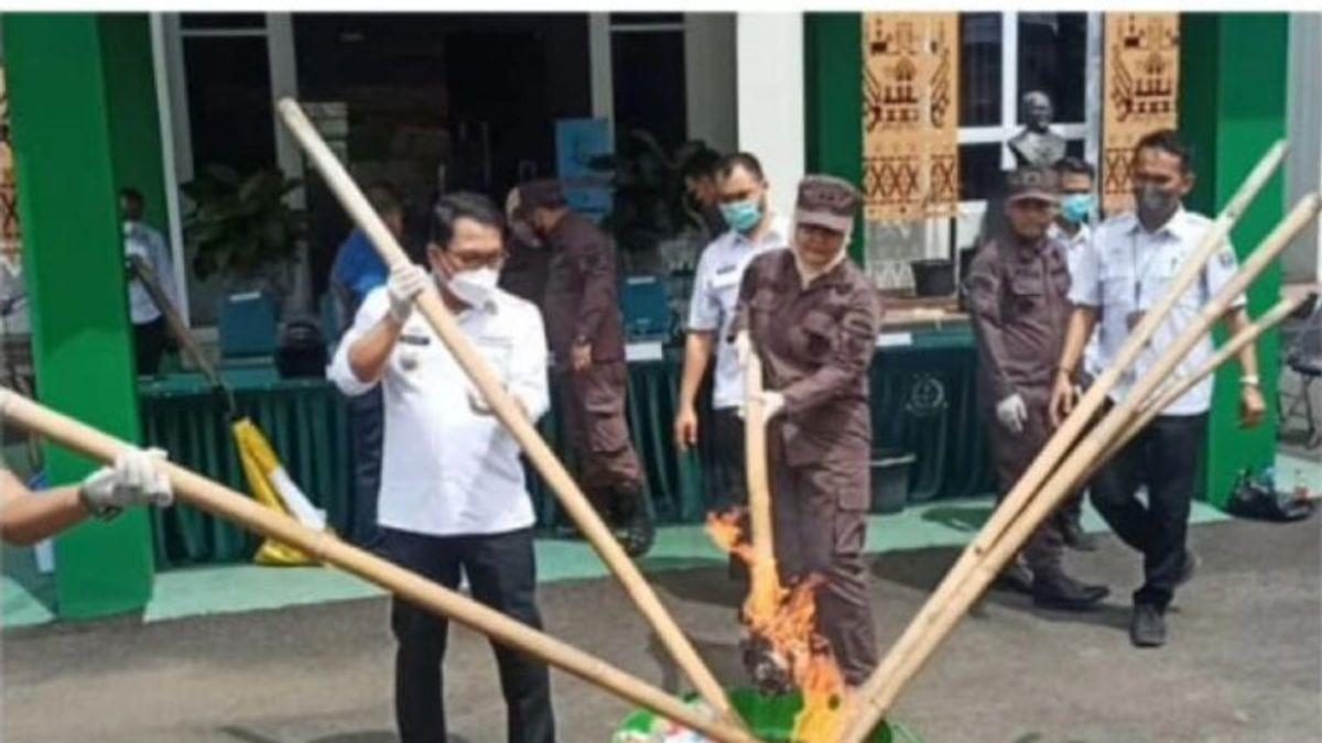 The Lampung Metro Prosecutor's Office Destroys Evidence From 59 Cases, Including 1 Firearm And 3 Bullets