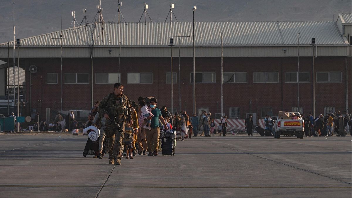 塔利班承诺提供保护和安全：我们在喀布尔机场也冒着生命危险