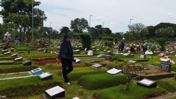 Anticipating Crowds Of Pilgrims, Karet Bivak Public Cemetery Provide Electric Cars For The Disabled And Elderly