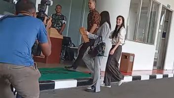 桑德拉·德维(Sandra Dewi)在总检察长办公室就丈夫腐败案进行审查之前要求祈祷
