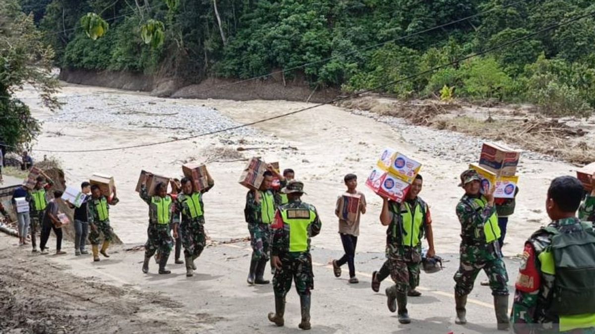 Soldat de l'armée de terre, 15 km de marche pour transporter des fournitures humanitaires pour les victimes de la catastrophe