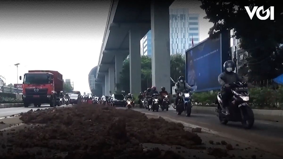 VIDEO: Traffic Jam And Slippery, Soil Load Spills On Gatot Subroto