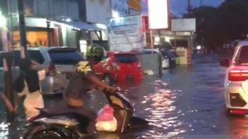 باليمبانغ فيضانات باليمبانغ بسبب الأمطار الغزيرة لمدة 2.5 ساعة ، أمرت حكومة المدينة بتغلب على الازدحام