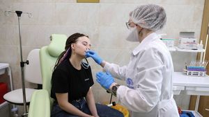 Kementerian Kesehatan Rusia Daftarkan Vaksin Virus Corona Semprot Hidung Pertama di Dunia