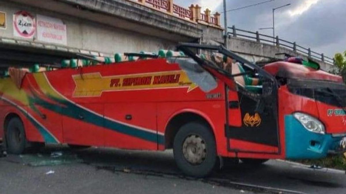 Polisi Buru Sopir Bus yang Kabur Usai Tabrak Flyover di Padang Panjang