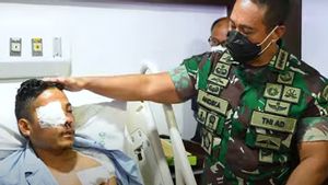 Panglima Andika Kasih Saran Sembari Elus Rambut Anggota TNI Luka Tembak Korban KKB Papua: Sebaiknya Tidak di Satuan Tempur Lagi