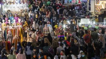 This Morning Tanah Abang Market Begins To Be Crowded With Residents Hunting For Eid Clothing